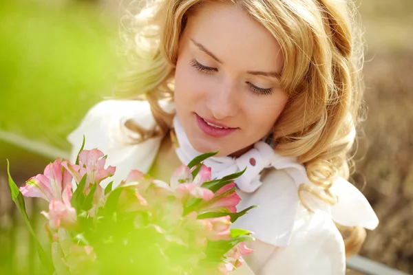 Flicka med blommor — Stockfoto