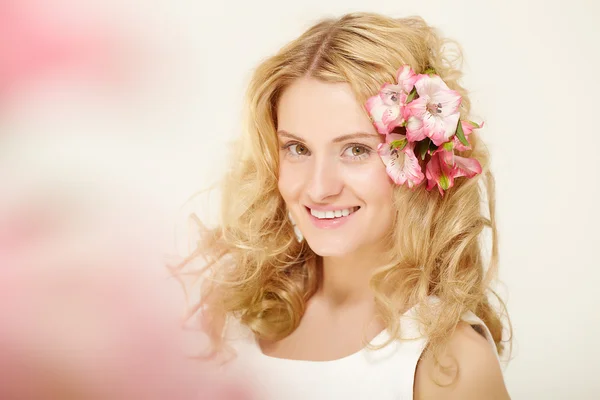 Girl with flowers in hair — Stock Photo, Image