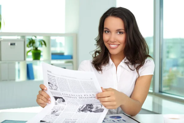 Geschäftsfrau liest Nachrichten — Stockfoto