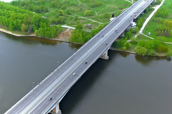 Вид с воздуха на мост через реку — стоковое фото
