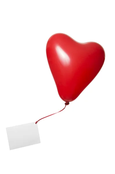 Красный сердечный шар с лентой и поздравительной открыткой — стоковое фото