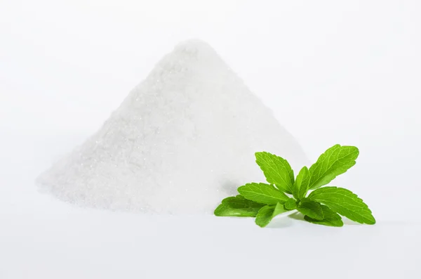 Stevia mit einem Haufen Zucker — Stockfoto