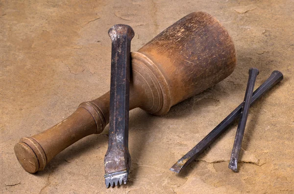 Een hamer met drie beitels — Stockfoto