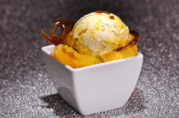 Морозиво на карамелізованому цукрі та апельсинах — стокове фото