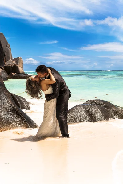 在海滩上的浪漫新婚夫妇 — 图库照片