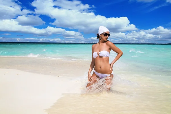 Sexy vrouw in bikini in ocean surf — Stockfoto