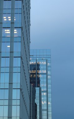 Dikey atış cam ofis binası