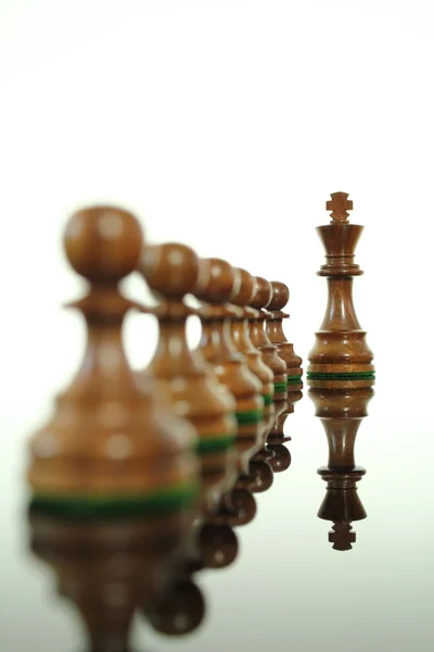 Rei de xadrez e peões — Fotografia de Stock
