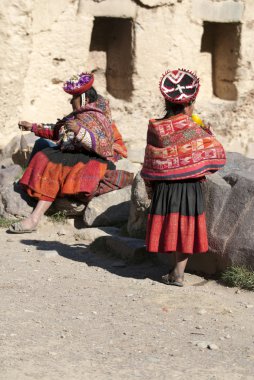 Peruvan woman weaving