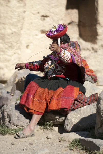 Mujer Peruvan tejiendo —  Fotos de Stock
