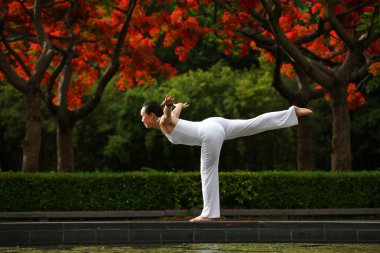 Denge Yoga pratik çok güzel bir kadın