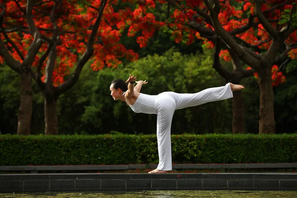 一个美丽的女人练习瑜伽的平衡 — 图库照片