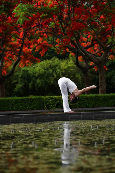 Yoga met weerspiegeling in water — Stockfoto