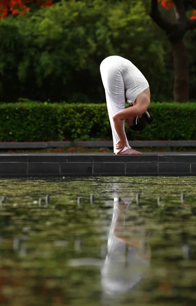 Yoga para a frente curva — Fotografia de Stock