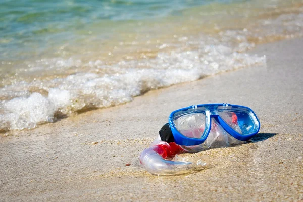 stock image Mask and snorkel lying on sand