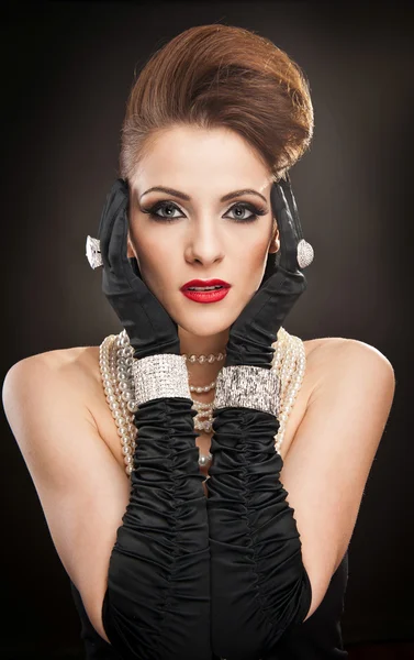 Mladá krásná žena v černých šatech a rukavice — Stock fotografie