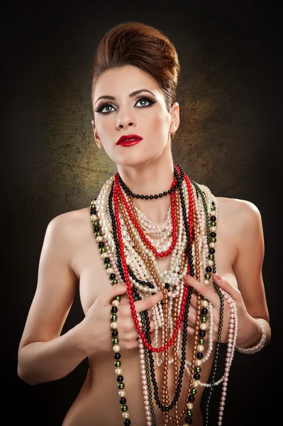 Giovane bella donna con perline e gioielli — Foto Stock