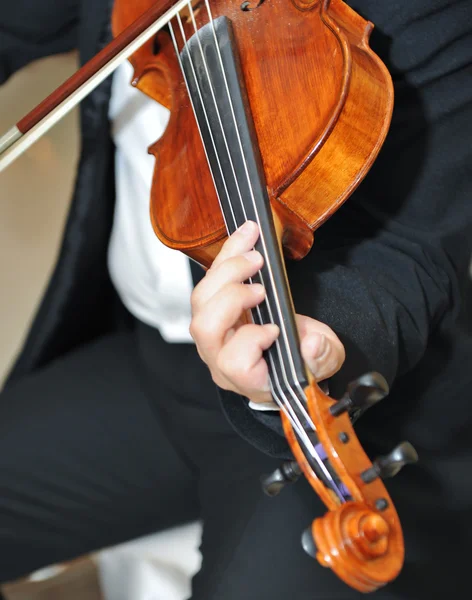 Der Geiger: Musiker spielt Geige in der Oper — Stockfoto