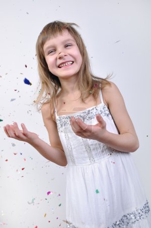 Belle petite fille heureuse 
