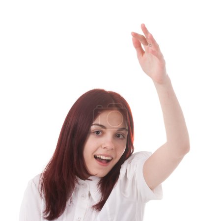 Fille lève la main en classe 