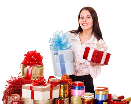 Fille avec groupe de boîte cadeau couleur .