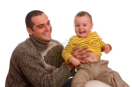 Père et fils avec ballon de fitness .