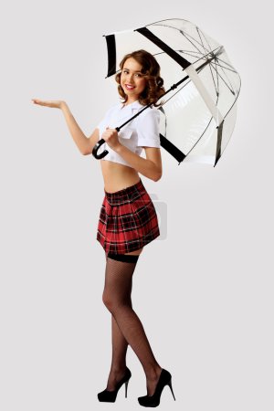 Jeune jolie femme habillée dans un style rétro 