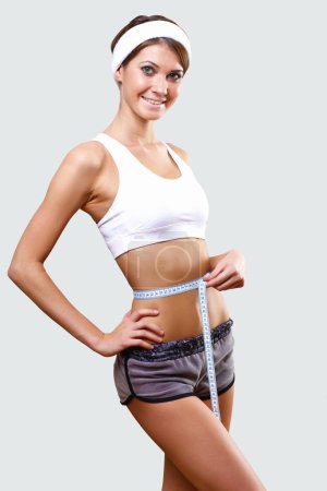 Jeune jolie femme en tenue de sport 