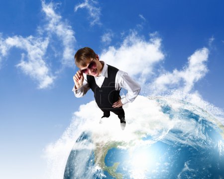 Jeune homme d'affaires et notre planète terre 