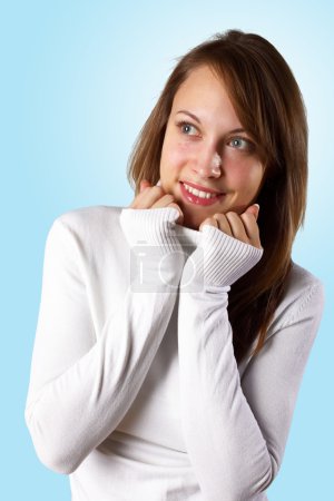 Jeune fille en pull blanc 