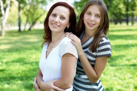 Mère avec sa fille dans le parc d'été 