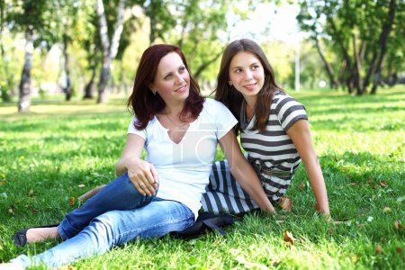 Mère avec sa fille dans le parc d'été 