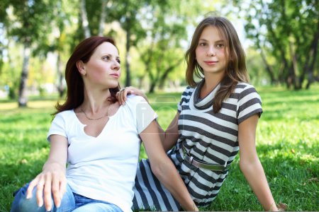 Mère avec sa fille dans le parc d'été 