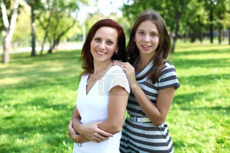 Mère avec sa fille dans le parc d'été 