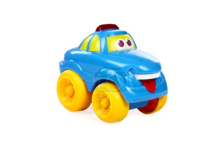 Jouet pour enfants la voiture isolée sur un blanc 