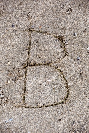 Collection d'alphabet anglais écrit à la main dans le sable exotique b 