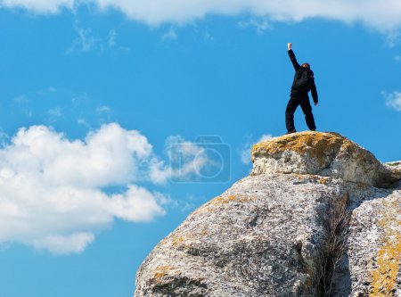 Homme au sommet de la montagne