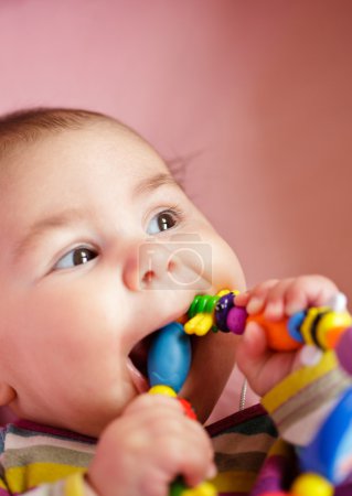 Bébé rongent un jouet 