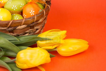Œufs de Pâques dans un panier