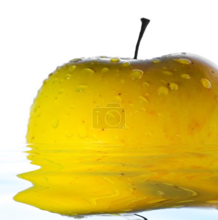 Gouttes sur pomme jaune 
