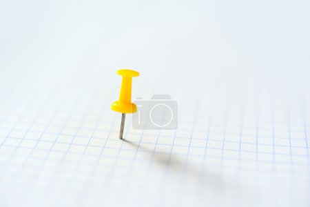 Pushpin sur blanc 