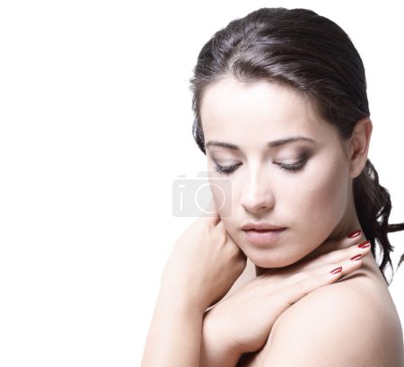Portrait de belle femme sur fond naturel 