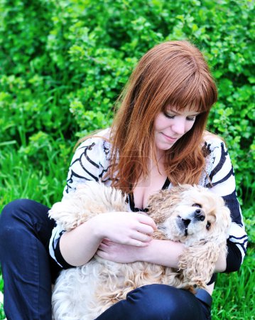 Printemps amusant de fille et son chien 
