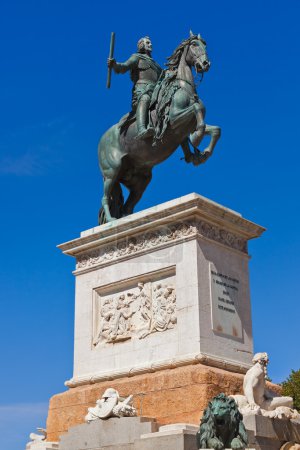 Statue du Roi devant le Palais Royal - Madrid Espagne 