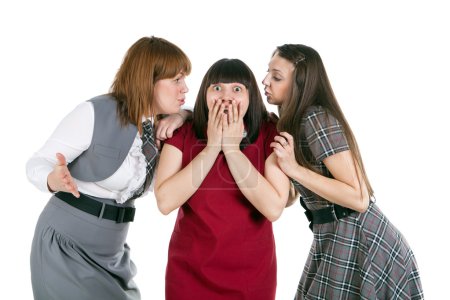 Trois filles qui parlent 
