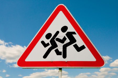 Piétons en panneau de signalisation et un grand ciel bleu .