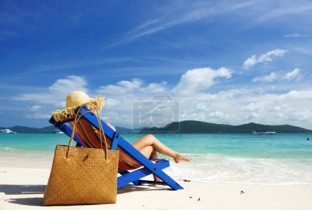 Fille sur une plage