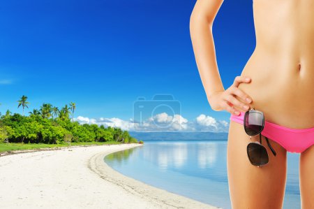 Femme avec beau corps à la plage 