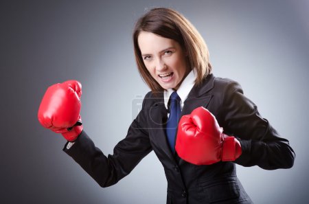 Jeune femme d'affaires dans le concept de boxe 