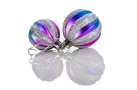 Boules de Noël isolées sur le blanc 
